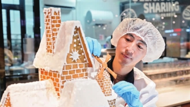 烤箱、操作台、写满的笔记本……指尖十年 张金文读懂面团的语言