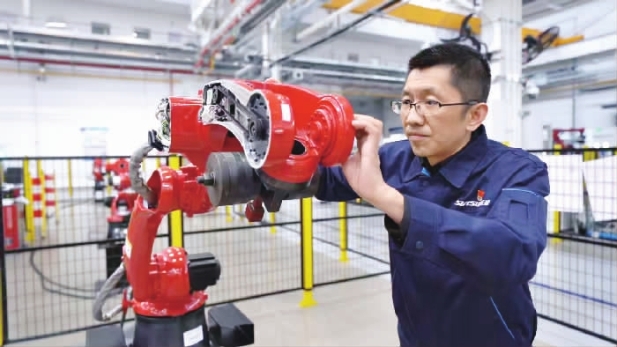 郭海冰：给工业机器人装上“智慧大脑”