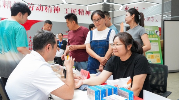 天津市总工会蹲点组一站式服务情暖网约车司机