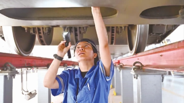 给动车“体检”，一毫米都不能差