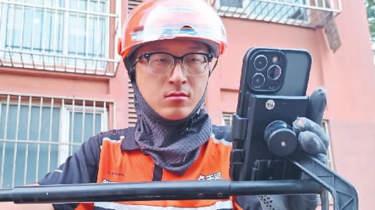 救人后悄悄离开，城市却记住了他